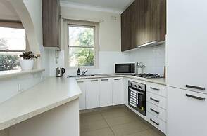 Bright Beachside Curlewis Apartment