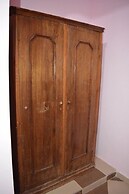 Oasis Fighting Kangaroo