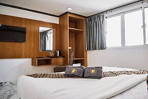 Papa Ji Hotel and Restaurant