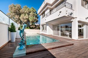 Luxurious Villa with great location