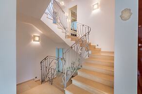 Luxurious Villa with great location