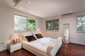 Luxurious Villa with great location