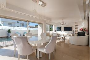 Luxurious Villa with great location