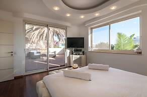 Luxurious Villa with great location