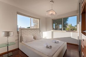 Luxurious Villa with great location