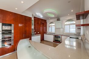 Luxurious Villa with great location