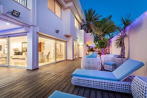 Luxurious Villa with great location