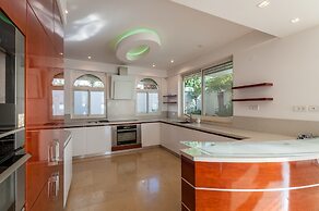 Luxurious Villa with great location