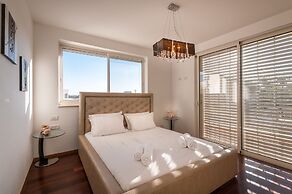 Luxurious Villa with great location