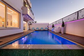 Luxurious Villa with great location