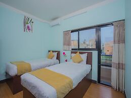 OYO 271 Hotel Golden Three