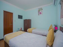 OYO 271 Hotel Golden Three