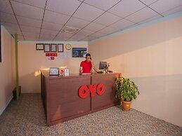 OYO 271 Hotel Golden Three