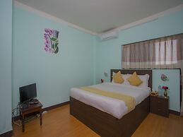OYO 271 Hotel Golden Three