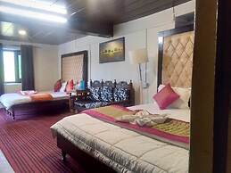 Hotel Kausani Retreat