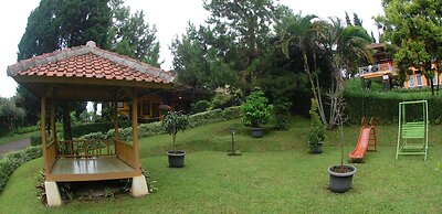 Villa ChavaMinerva Istana Bunga-Lembang