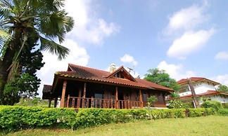 Villa ChavaMinerva Kayu - Ciater