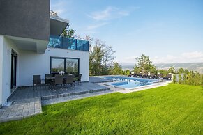 Holiday House Luxury