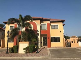 Gold Coast - Beautiful 2 Bedroom Town House