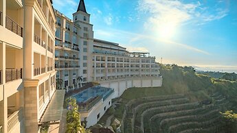 Twin Lakes Hotel