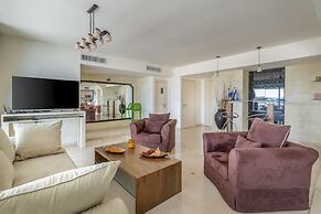 Beach Front By Ritz Hotel Pool Parking