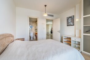 Beach Front By Ritz Hotel Pool Parking