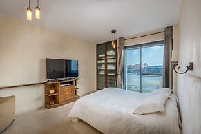 Beach Front By Ritz Hotel Pool Parking