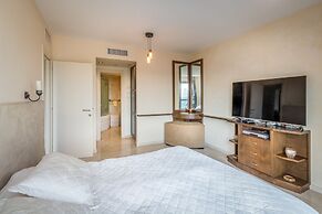 Beach Front By Ritz Hotel Pool Parking