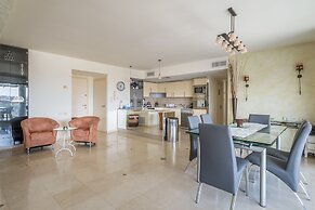 Beach Front By Ritz Hotel Pool Parking