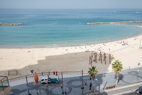 Front of Beach -Luxurious Residence