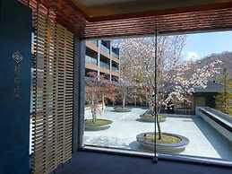 Lake Shikotsu Tsuruga Besso Ao no Za