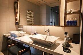 Lake Shikotsu Tsuruga Besso Ao no Za