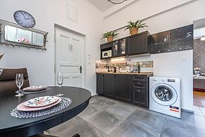 The Old Town Square & Parizska Apartments