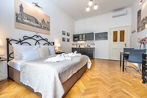 The Old Town Square & Parizska Apartments