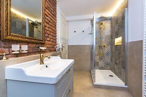 The Old Town Square & Parizska Apartments