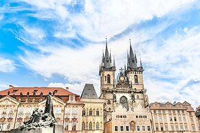 The Old Town Square & Parizska Apartments