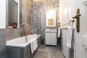 The Old Town Square & Parizska Apartments