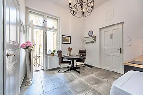 The Old Town Square & Parizska Apartments