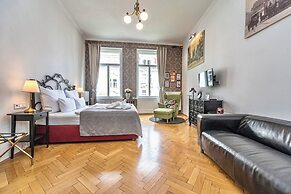 The Old Town Square & Parizska Apartments