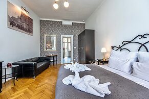 The Old Town Square & Parizska Apartments