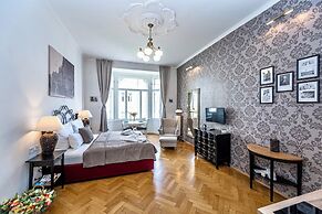 The Old Town Square & Parizska Apartments