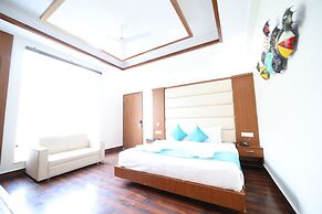 Kamay The Grand Alova