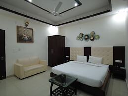 Kamay The Grand Alova