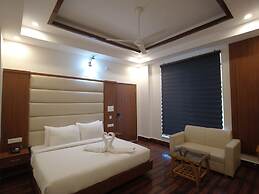 Kamay The Grand Alova