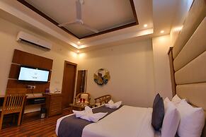 Kamay The Grand Alova