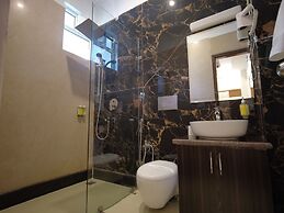 Kamay The Grand Alova