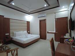 Kamay The Grand Alova