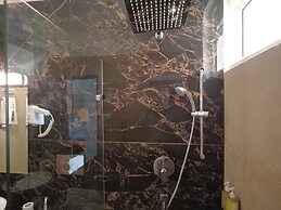 Kamay The Grand Alova