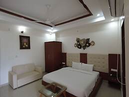 Kamay The Grand Alova