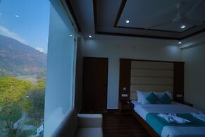 Kamay The Grand Alova